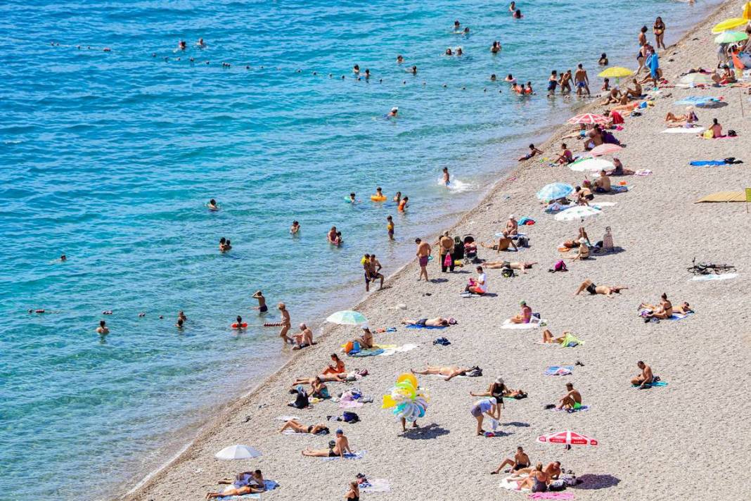 Denize giren terleyerek çıkıyor! O ilde deniz suyu 28 dereceye kadar çıktı, yerli ve yabancı turistler oraya akın ediyor 18